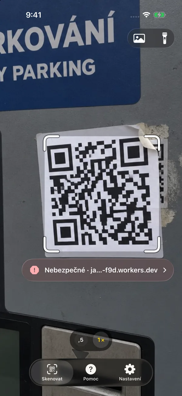 Fotoaparát Safe QR míří na samolepku na parkovacím automatu. Pod načteným kódem je varování Nebezpečné.